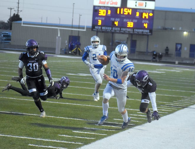 Carlsbad's Eli Asay toes the sideline on a fourth-quarter reception against Clovis on March 27, 2021. Asay led Carlsbad in receptions (16), receiving yards (242) and receiving touchdowns (4) in the five-game season.