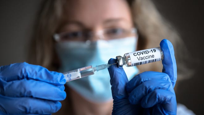 The COVID-19 vaccine in a doctor's hands. 