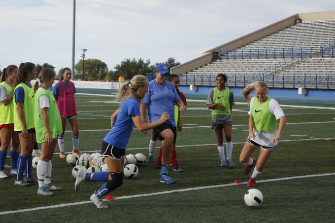 Carlsbad girls coach Misty Long, center, starts off an explosiveness drill between Jessica Munro, left, and Emily Hervol, right, during practice on Sept. 9, 2019.