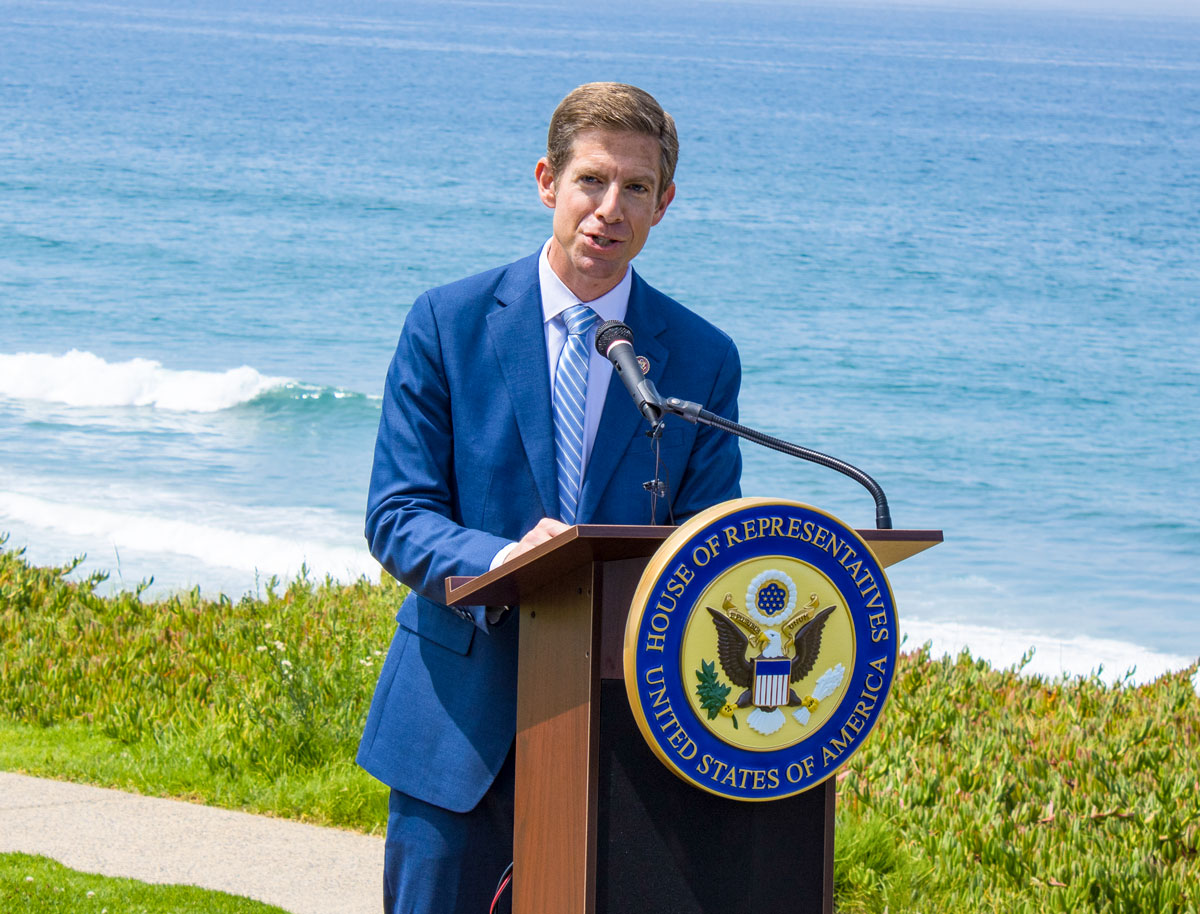 Rep. Mike Levin visits Del Mar to discuss moving rail line off coastal bluffs